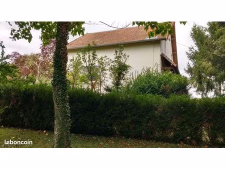 maison arborée dans parc et prairie