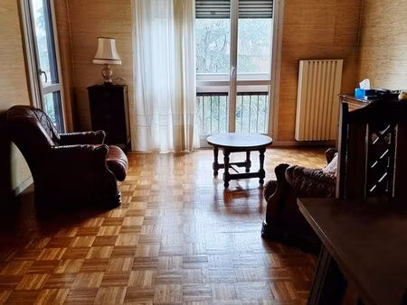 t4 bis dans résidence familiale à remettre aux gouts du jour avec 2 balcons