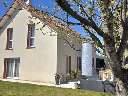 rare sur le secteur : maison de plein pied de 6 chambres – jardin et dépendances– 25 min r