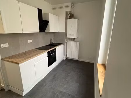 t2 lumineux au 1er étage d’un petit immeuble calme
