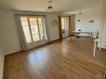 f4 rénové parking + 10 min à pieds centre ville