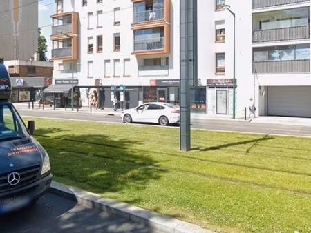 appartement studio standing proche tram 27m²/balcon/parking