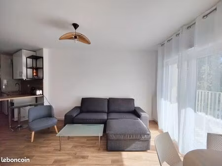 2 pièces à louer avec balcon et parking