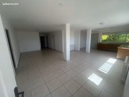 rez de villa avec jardin et parking
