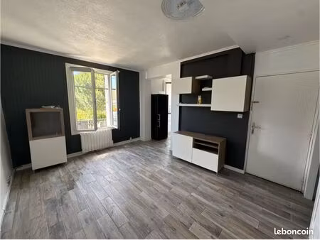 t2 lumineux avec balcon et parking – viarmes