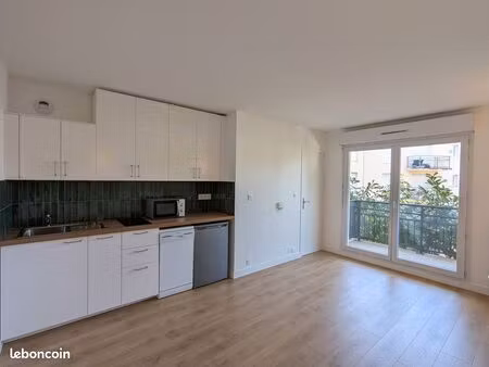 beau 2 pièces meublé lumineux 31m² + balcon + parking + cave