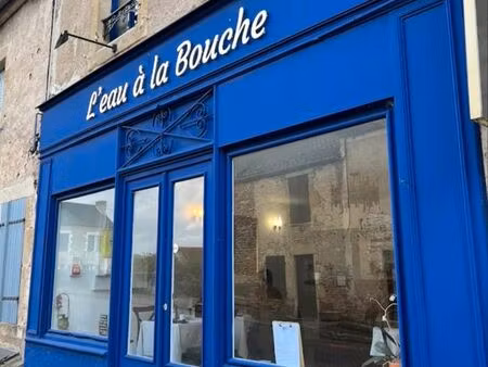 restaurant avec terrasse au bord de la rivière