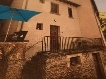 maison sur deux niveaux conques en rouergue