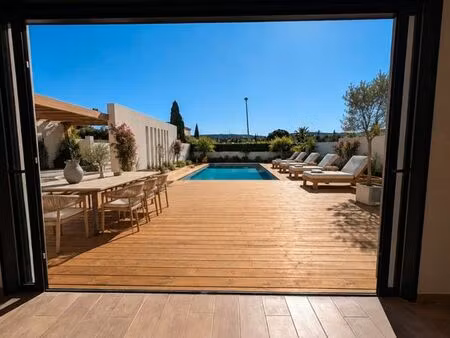maison plain pied  4 chambres  piscine  vue dégagée  stationnement intérieur