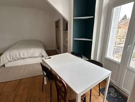 studio lumineux avec balconnet