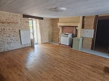 location petite maison de caractère en centre bourg de village