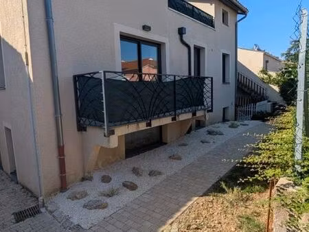 ? t3 entièrement rénové 68 m² – centre village – sans frais d'agence – 875