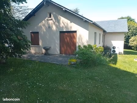 au calme jolie maison de 140m2 avec grand terrain et garages