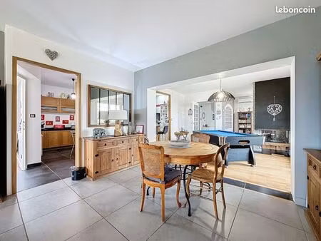 maison rénovée 225m2 avec parcelle 2400m2 plate piscinable