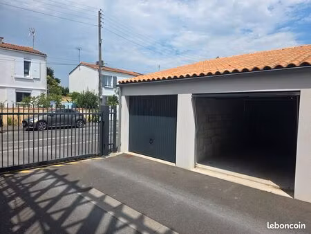 garage sécurisé de plain-pied avec mezzanine