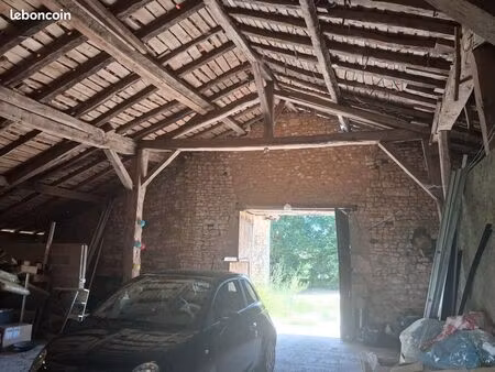 superbe grange à fort potentiel (190m2) et terrain attenant (2300m2) dans un hameau paisib
