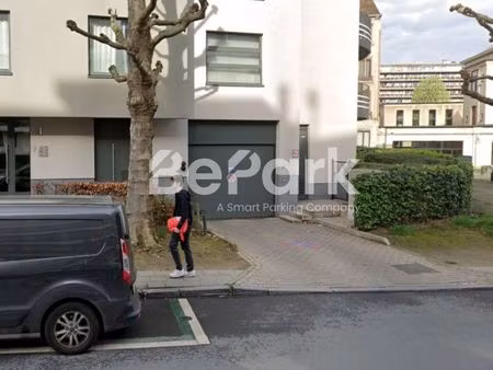 parking à louer à du globe 3 forest (vbe38245)