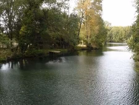 terrain constructible bord de charente — façade rivière & droits de pêche — 30 000