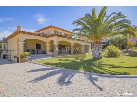 villa 7 pièces 218 m²