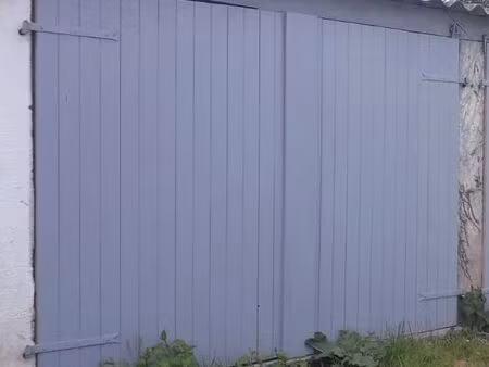 garage box fermé 13m² à 5min à pied environ du commissariat de bourges