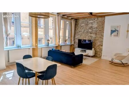 vieux lyon  rue juiverie — appartement renaissance 93 m² de caractère  rénové et meublé — 