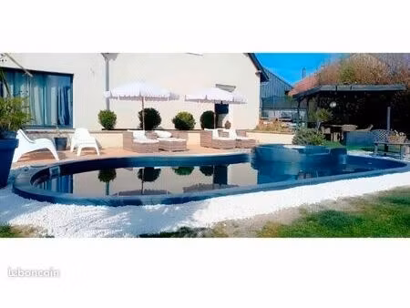 villa avec piscine et jacuzzi