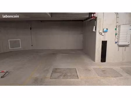 loue place de parking sécurisée – métro montreuil hôpital