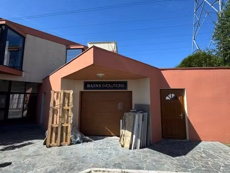 à louer  local professionnel de 70 m² avec double portes
