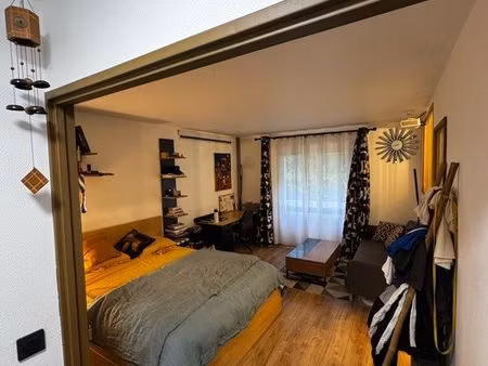 studio meublé 33 m² rénové – parking sous sol– rer b
