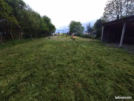 terrain constructible de 2100 m carrés avec maisonnette et dépendances