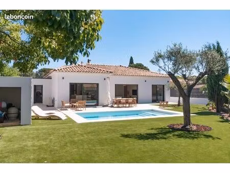 villa contemporaine neuve de plain-pied avec piscine – 138 m²