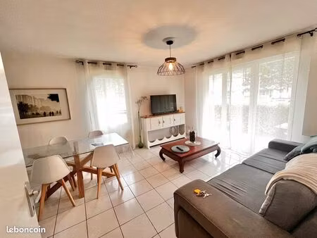 appartement lumineux avec piscine