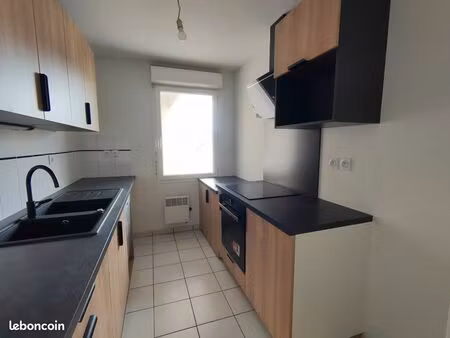 appartement t3 lumineux avec grande terrasse et place de parking privée