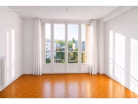 t3 lumineux avec balcon et vue dégagée – métro lucie aubrac (l4) à 9 min à pied
