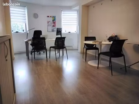 nous proposons à la location un bureau lumineux de 696 les pavillons-sous-bois 93320
