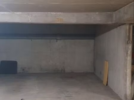 place de parking dans garage fermé