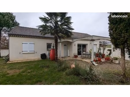 maison de plain pied avec terrain clos - ussac