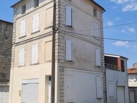 maison de ville avec terrasse  garage et appartement indépendant déjà loué