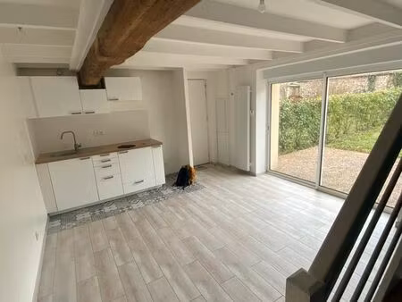 f2 expo sud avec jardin et box