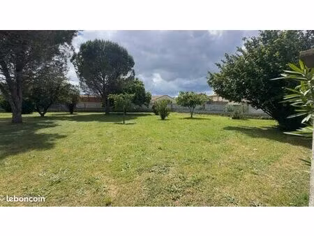 terrain viabilisé et constructible 1049 m² - libre - exemple de maison