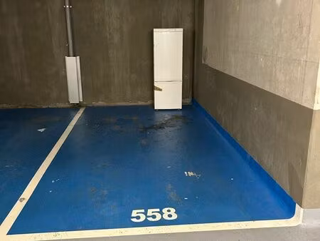 place de parking simple dans résidence sécurisée