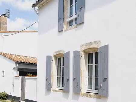 authentique maison de pays rénovée avec cour et cave