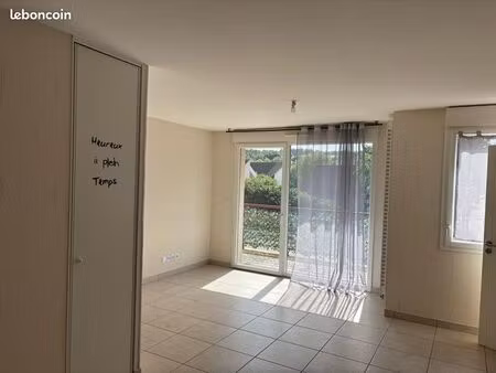 appartement t2 de 44 m² avec grand balcon  ascenseur  cave et 2 parkings