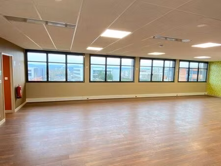 bureaux parc valmy 125m2 rénovés au pied du tram direct propriétaire