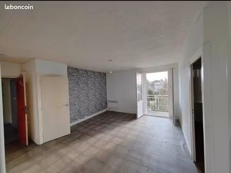 t3 52m2 avec balcon  cave et parking