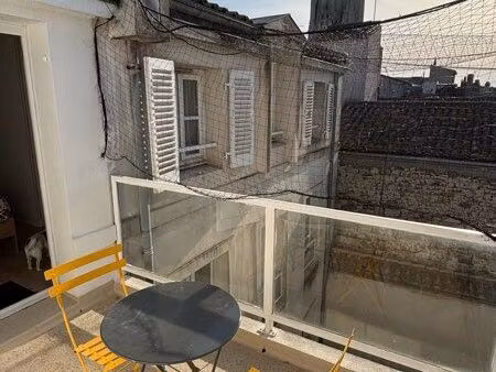 t1 bis rénové avec terrasse – hyper-centre la rochelle – bail mobilité