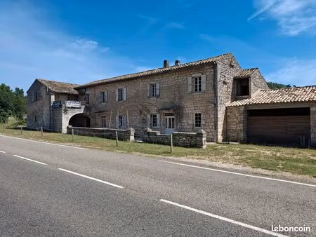grand mas sur +1ha avec allée privée
