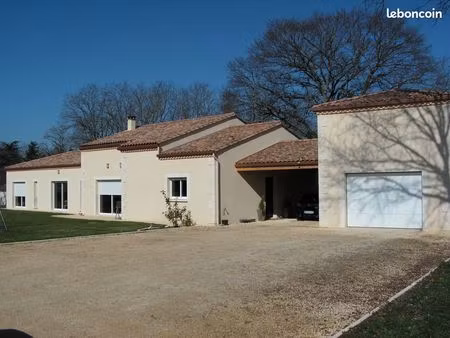 maison d'architecte 2012  210m² + 100m² garage  charpente tradi apparente  très grandes ba