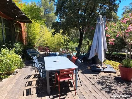 maison d'exception  un pied en garrigue  l'autre en ville