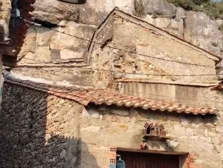 bâtiment  remise dans le village